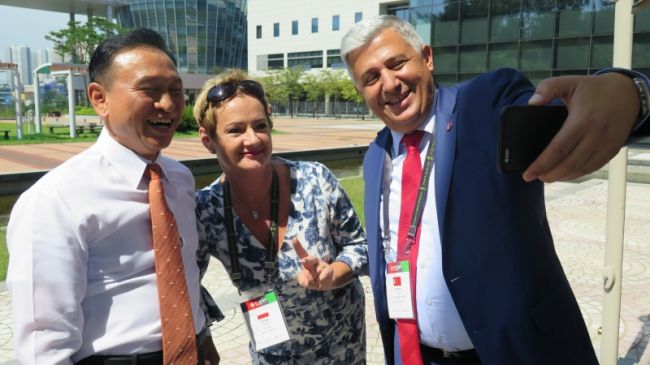 Na terenie City Hall, po konferencji chwila na kawę z prezydentem Cheonan i Co-chairman